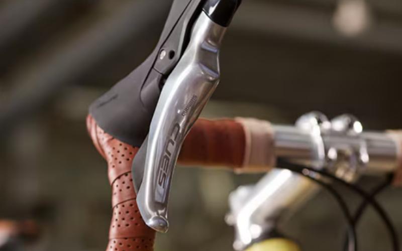 <p>Onder Shimano parts vallen de “klassieke” fietscomponenten: aandrijving, remmen, naven, wielen, pedalen en shifters. Al decennialang kiezen fietsmerken wereldwijd voor Shimano vanwege de combinatie van betrouwbaarheid, beschikbaarheid en fijne werking.</p>